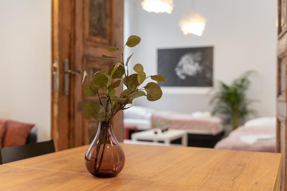 Bed, Photo of the whole room, Decorative detail, Seating area, Bedroom
