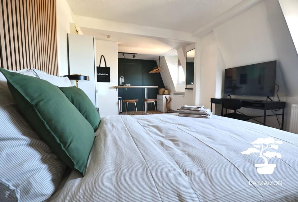 Bed, Photo of the whole room, Bedroom, hair dresser