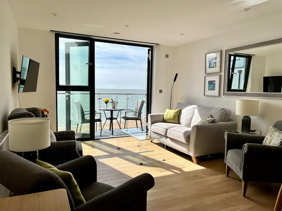 TV and multimedia, View (from property/room), Balcony/Terrace, Living room, Seating area, Dining area, Sea view