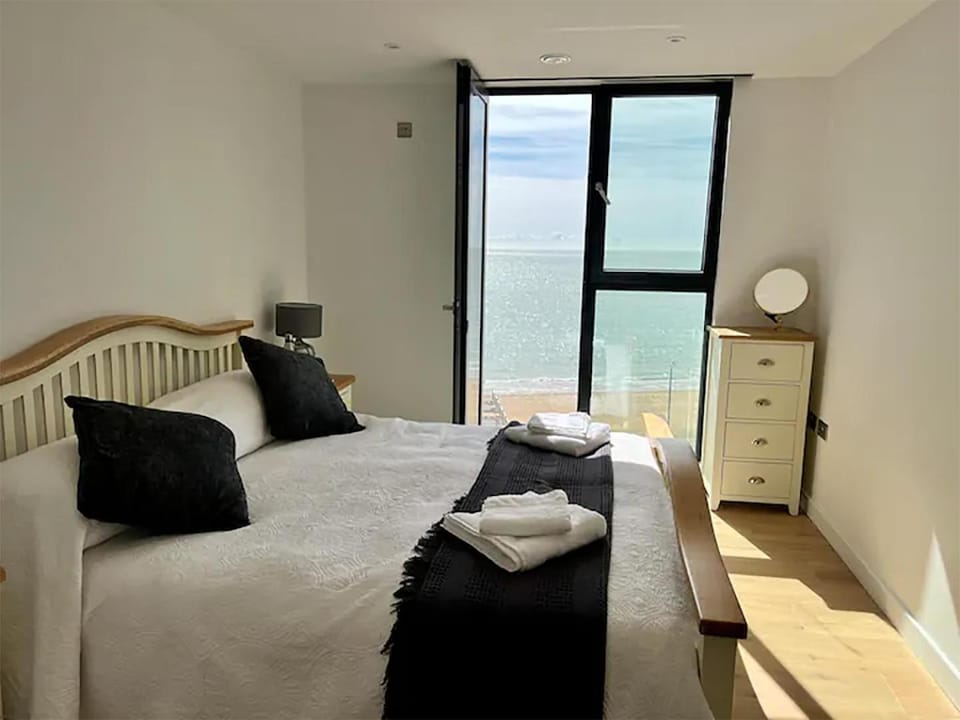 Bed, Photo of the whole room, Bedroom, Sea view, towels