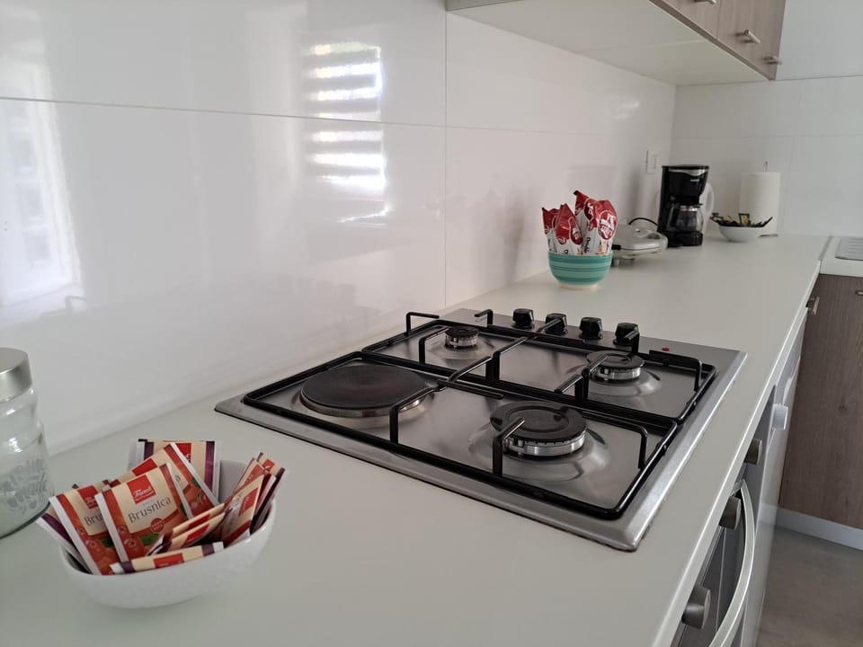 Kitchen or kitchenette, pet friendly, stove