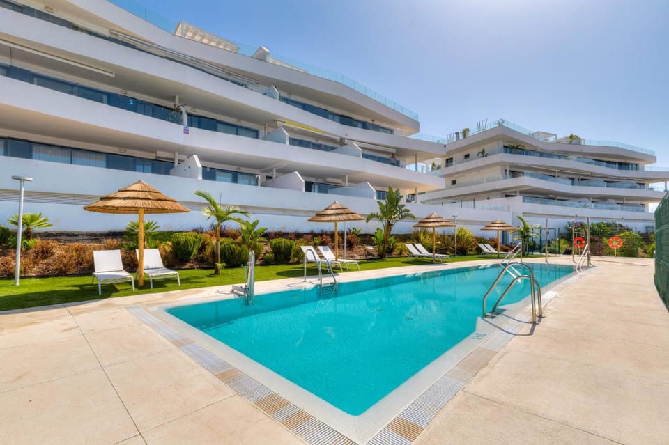 Swimming pool, sunbed