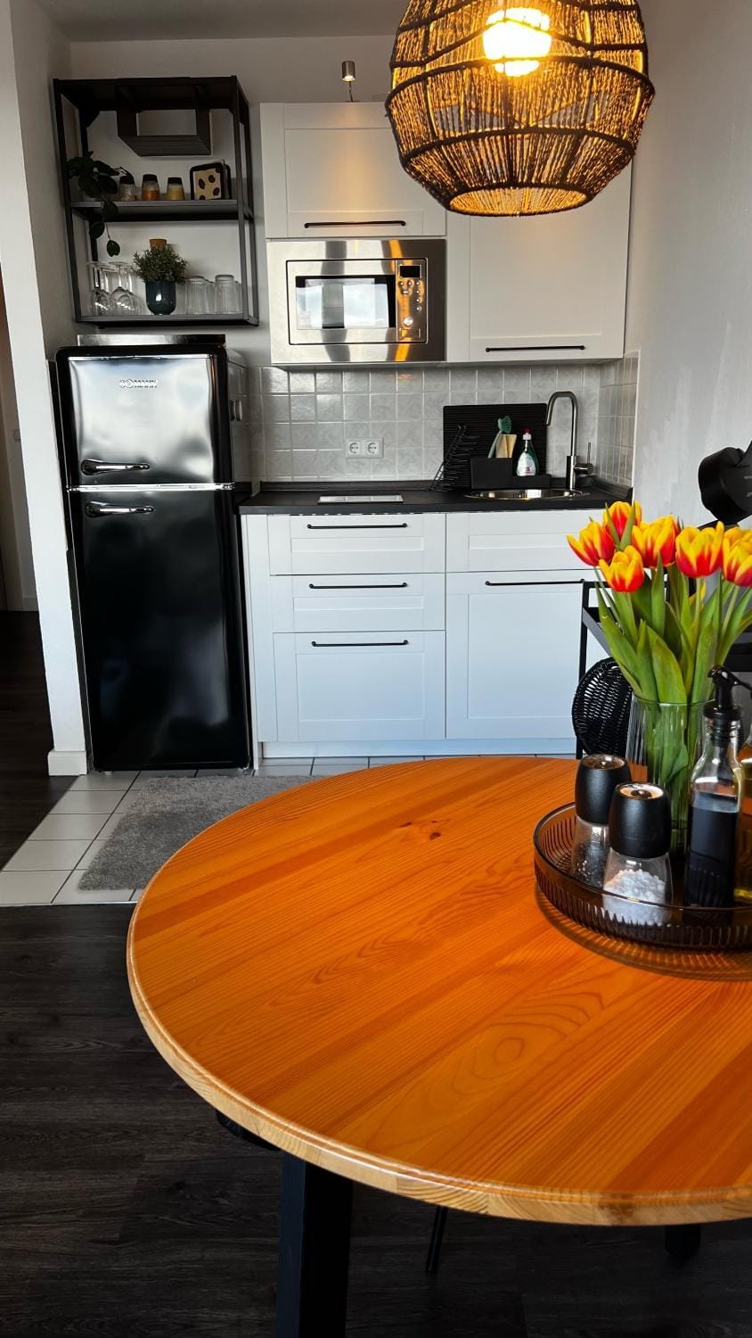 Kitchen or kitchenette, minibar, stove