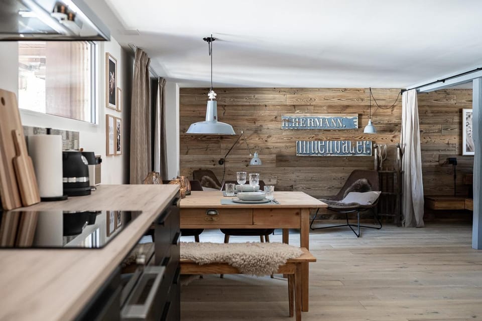 Kitchen or kitchenette, Living room, Seating area, Dining area
