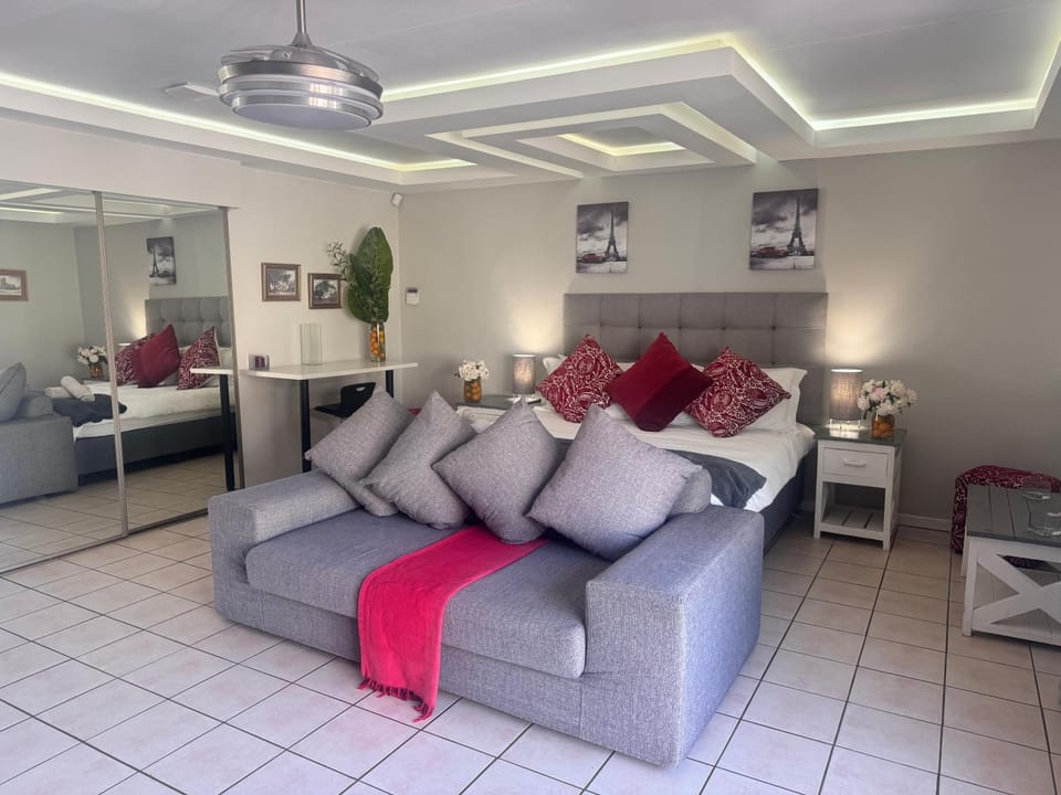 Footprints Self Catering Indoor Heated Pool and Fireplaces Country House in Gauteng