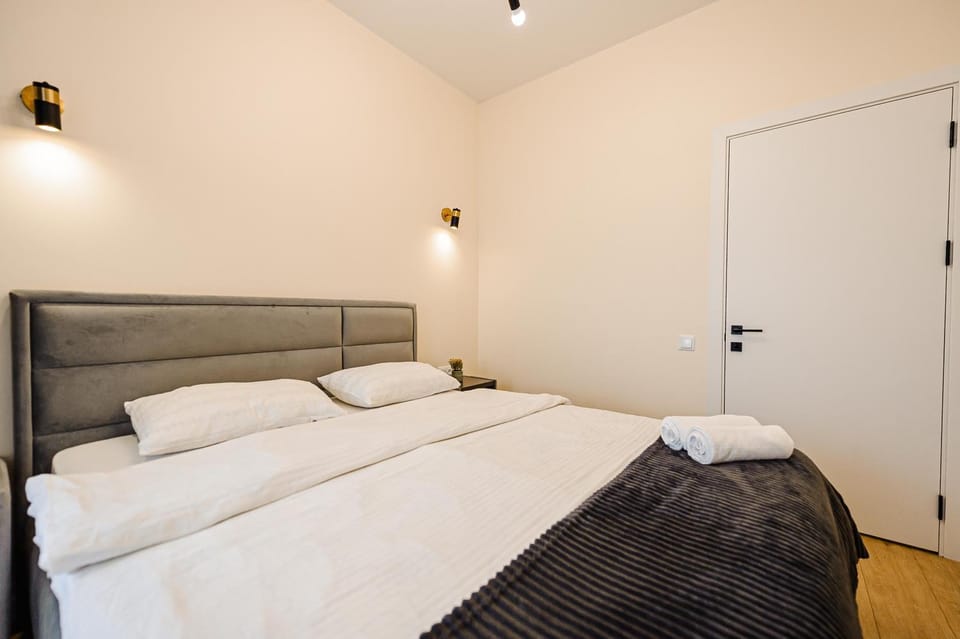 Bedroom, towels