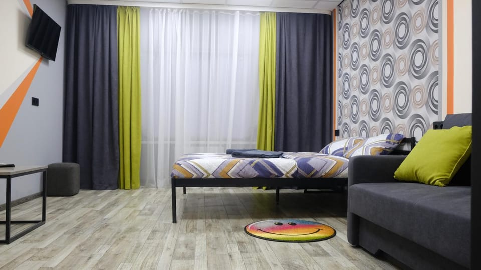 Bed, TV and multimedia, Photo of the whole room, Bedroom