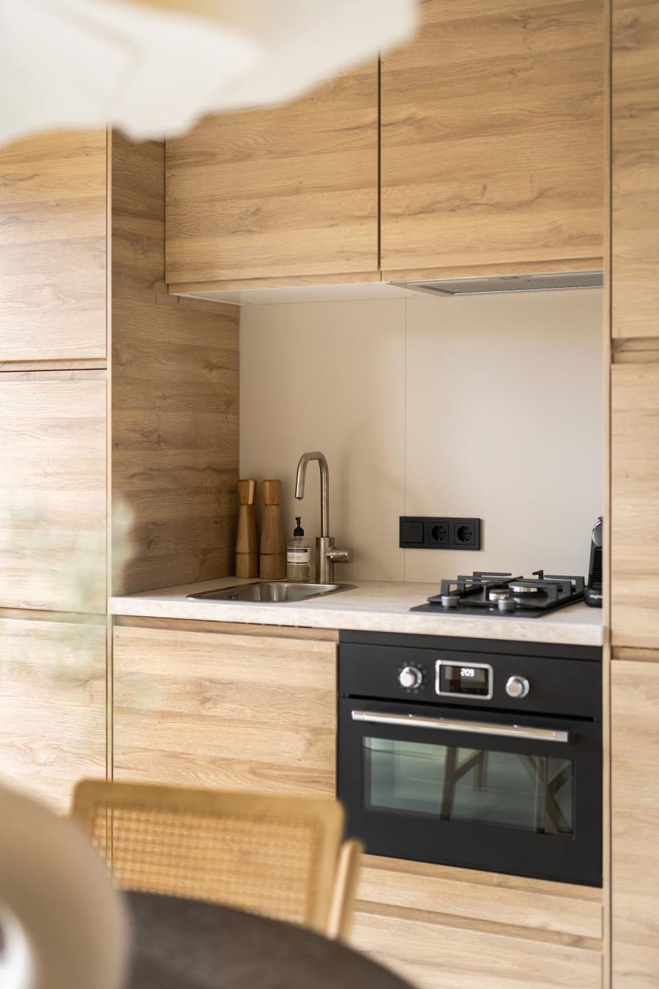 Coffee/tea facilities, Kitchen or kitchenette, microwave, stove, kitchen, kitchen