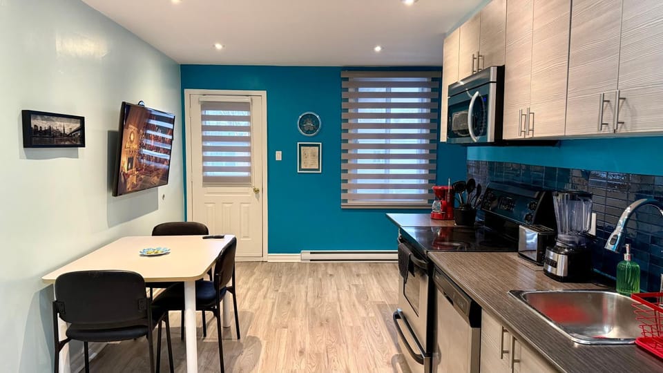 Coffee/tea facilities, Kitchen or kitchenette, Dining area, dishwasher, oven, stove, toaster