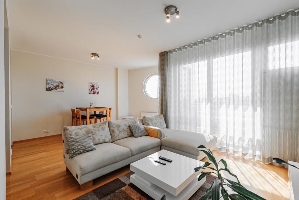 View (from property/room), Living room, Seating area, Dining area, City view, Landmark view, Sea view