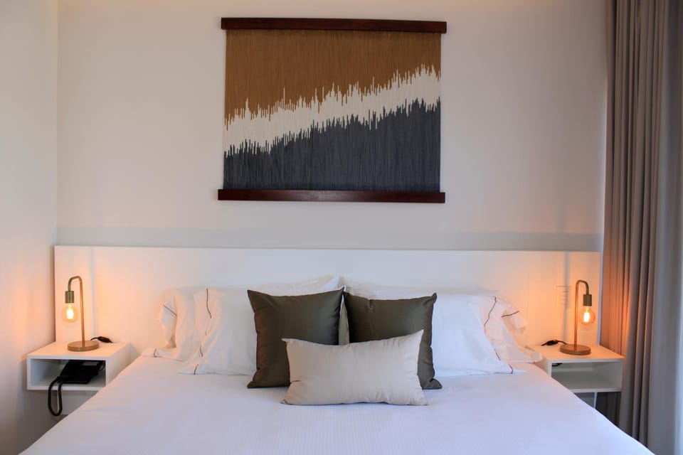 Bed, Bedroom, Swimming pool
