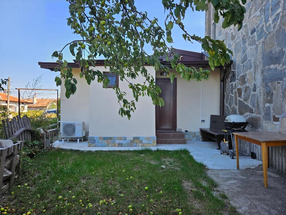 Property building, Patio, Day, BBQ facilities, Garden