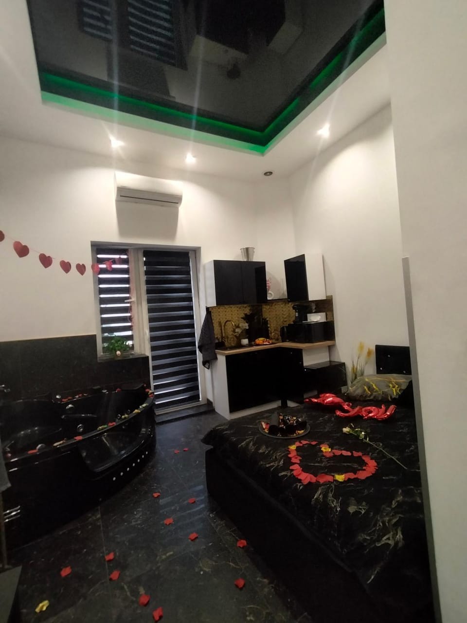 Apartament Czarny z Jacuzzi Apartment in Greater Poland Voivodeship