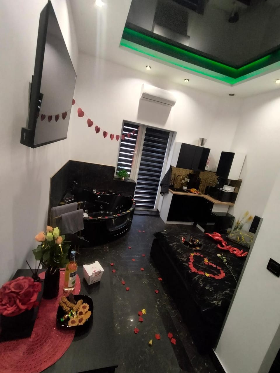 Apartament Czarny z Jacuzzi Apartment in Greater Poland Voivodeship