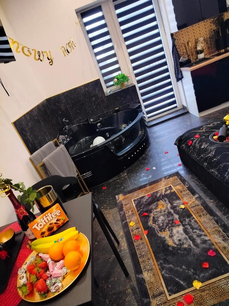 Apartament Czarny z Jacuzzi Apartment in Greater Poland Voivodeship