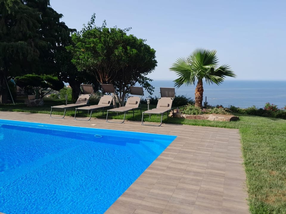 Pool view, Sea view, Swimming pool, sunbed