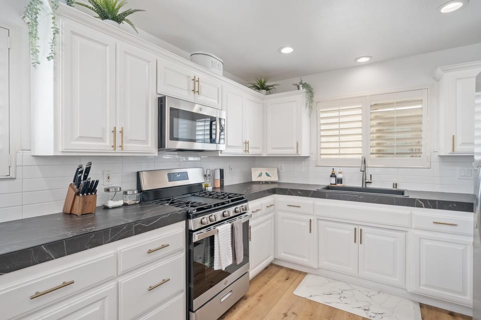 Steps To #PismoBeach with Poker, Foosball, FREE EV Charger, and Bikes House in Oceano