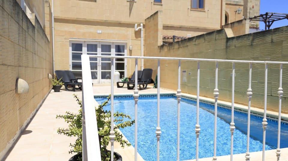 Property building, Day, Pool view, Swimming pool, sunbed