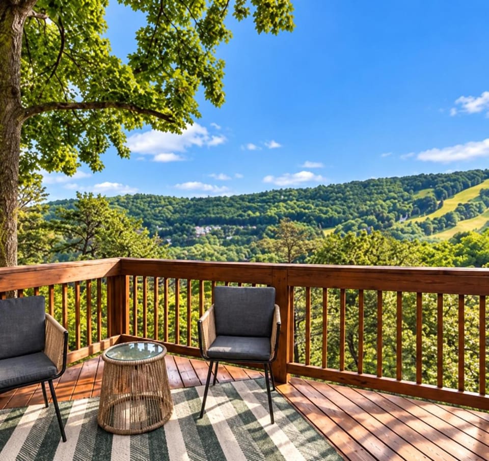 Ski Slope Views Hot Tub Prime Resort Spot House in Massanutten