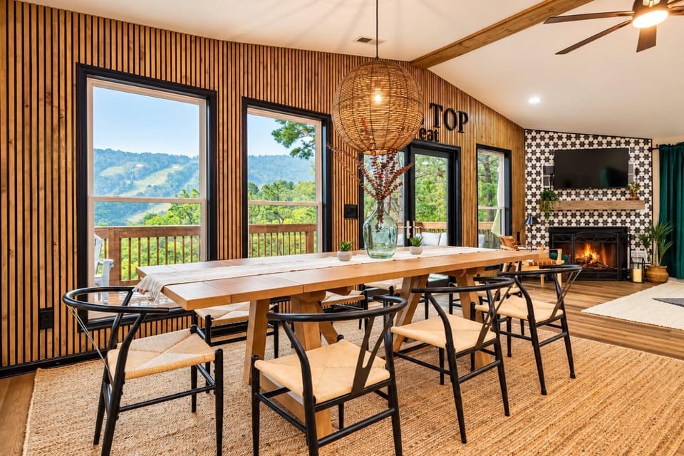 Ski Slope Views Hot Tub Prime Resort Spot House in Massanutten