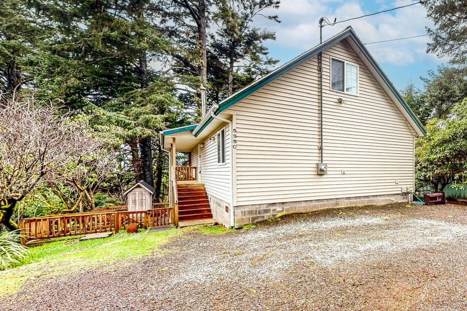 Treehouse by the Sea House in Cape Meares