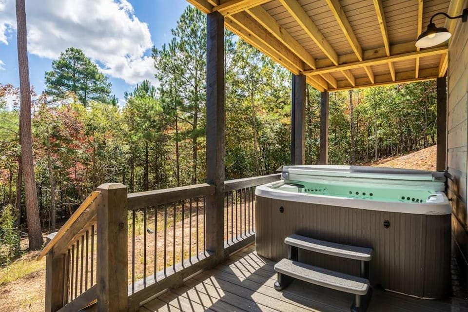 The Llaguna Lodge - New Cabin, Sleeps 10, Fire Pit, Hot Tub, in Blue Ridge , GA Cabin in Georgia