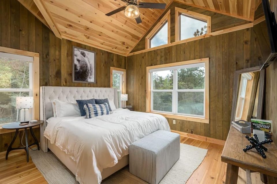 The Llaguna Lodge - New Cabin, Sleeps 10, Fire Pit, Hot Tub, in Blue Ridge , GA Cabin in Georgia