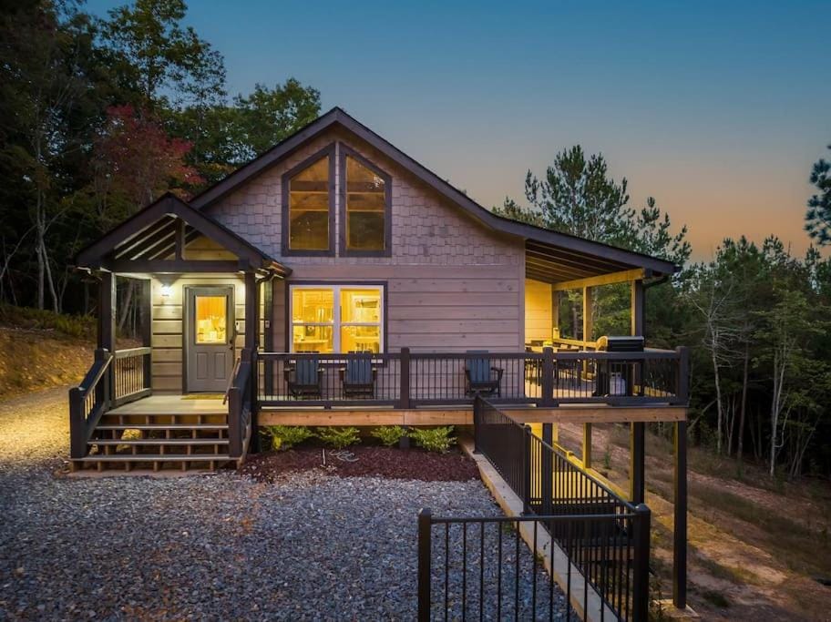 The Llaguna Lodge - New Cabin, Sleeps 10, Fire Pit, Hot Tub, in Blue Ridge , GA Cabin in Georgia