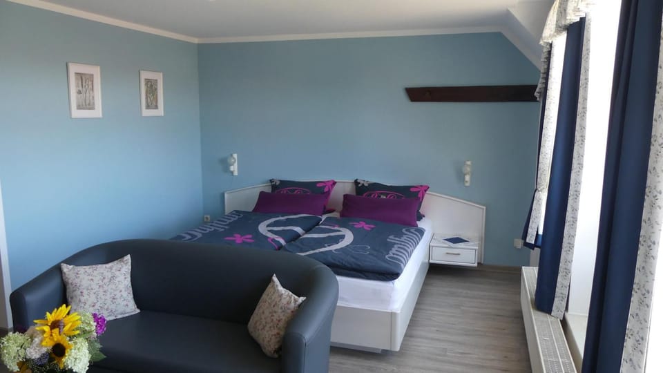 Bed, Photo of the whole room, Seating area