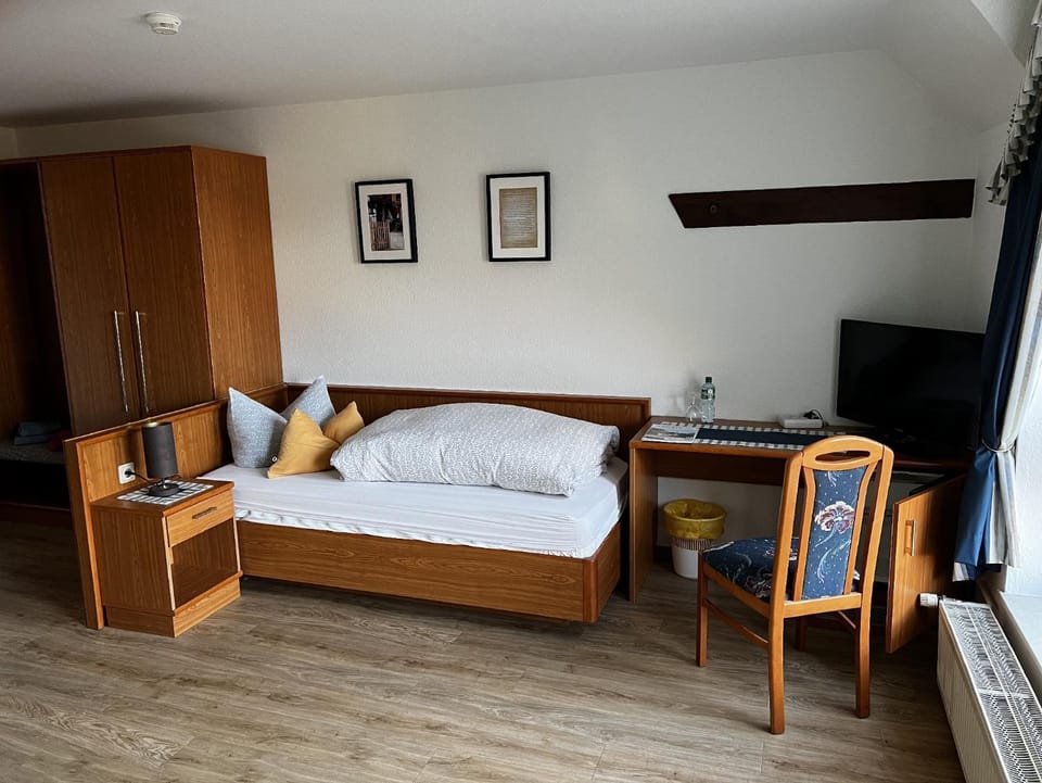 Bed, Photo of the whole room, Seating area