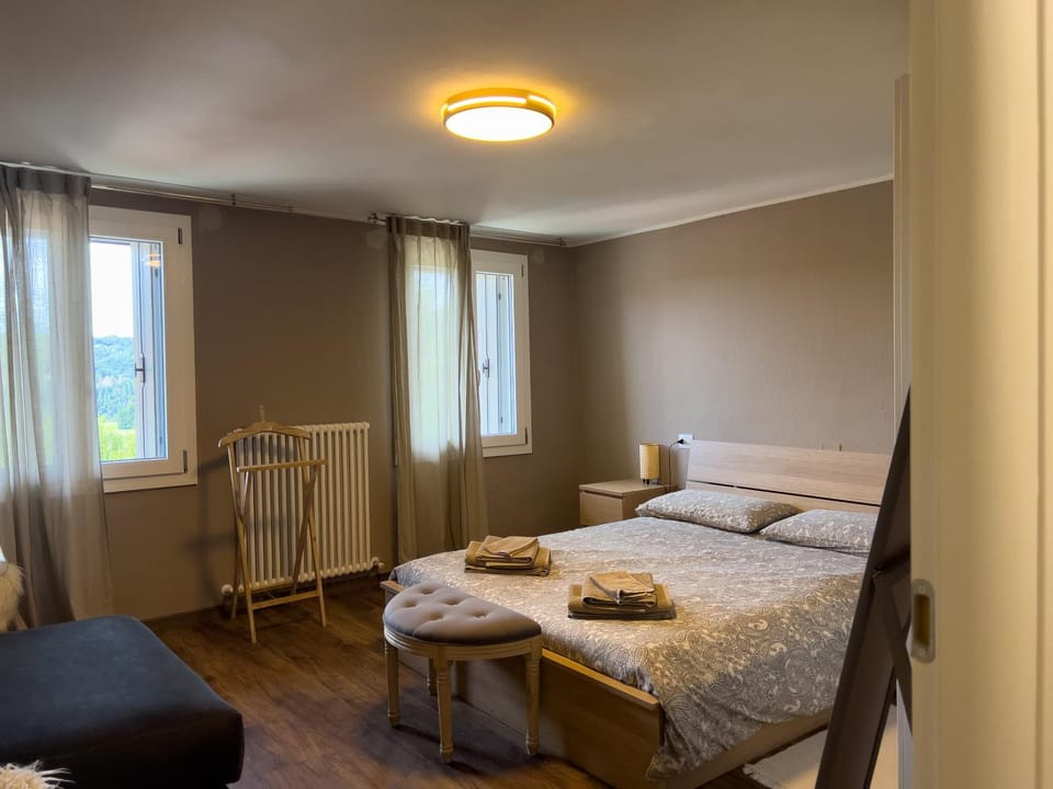 Bed, Photo of the whole room, Bedroom, towels