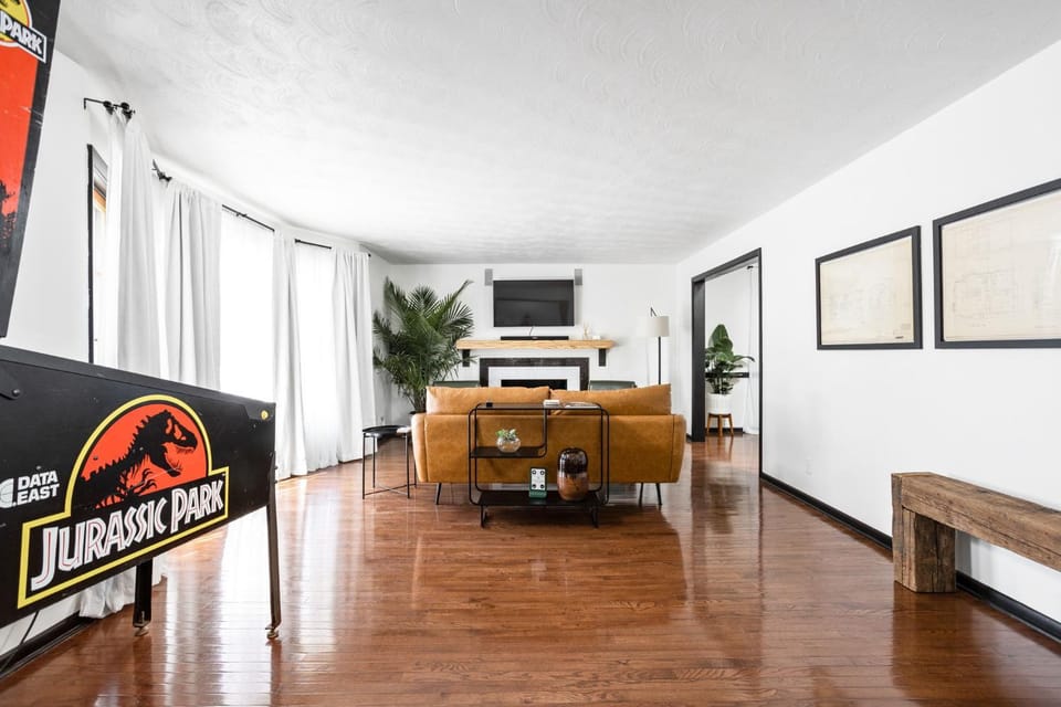 Communal lounge/ TV room, TV and multimedia, Living room, Photo of the whole room, Seating area, Evening entertainment, internet, air conditioner