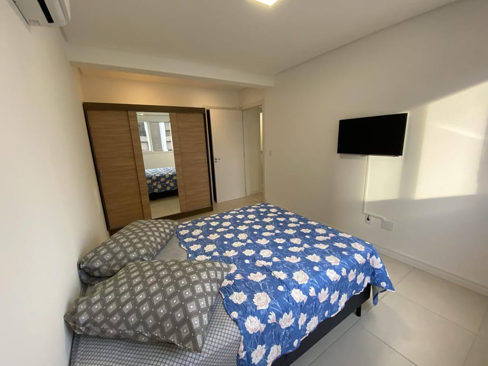 Bed, Bathroom, TV and multimedia, Photo of the whole room, Bedroom, wardrobe, air conditioner