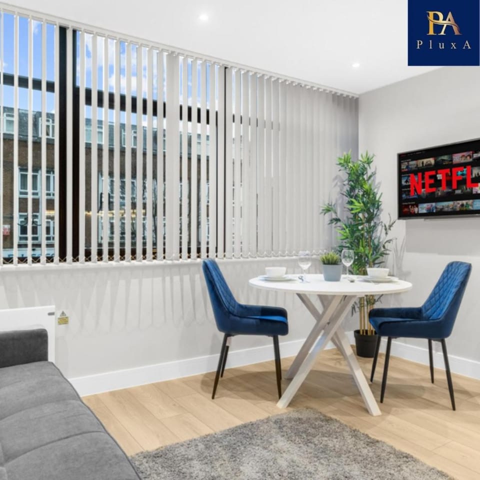 Pluxa Larimar - Spacious Apt with Private Entrance, Workspace & Wi-Fi Apartment in Harrow