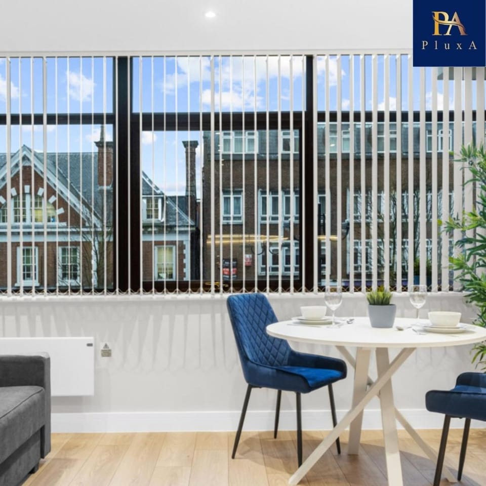 Pluxa Larimar - Spacious Apt with Private Entrance, Workspace & Wi-Fi Apartment in Harrow