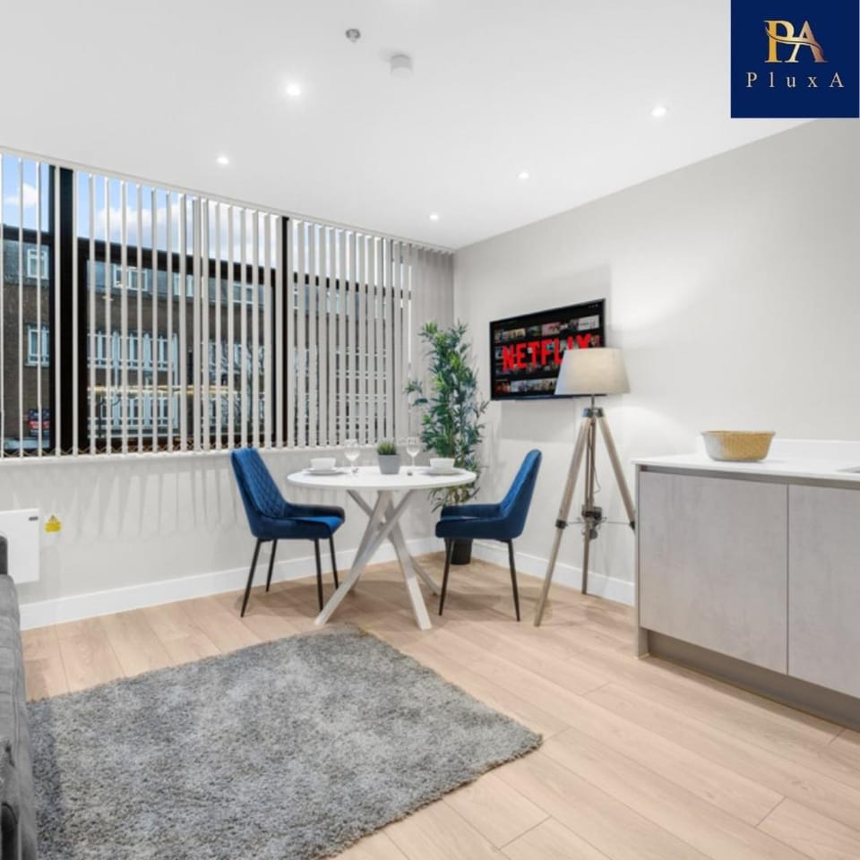 Pluxa Larimar - Spacious Apt with Private Entrance, Workspace & Wi-Fi Apartment in Harrow