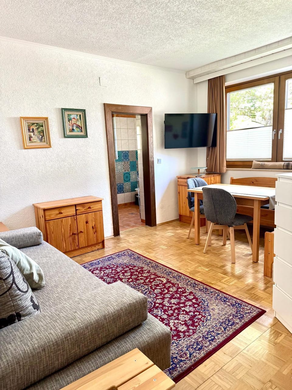 Living room, Seating area, Dining area, Evening entertainment