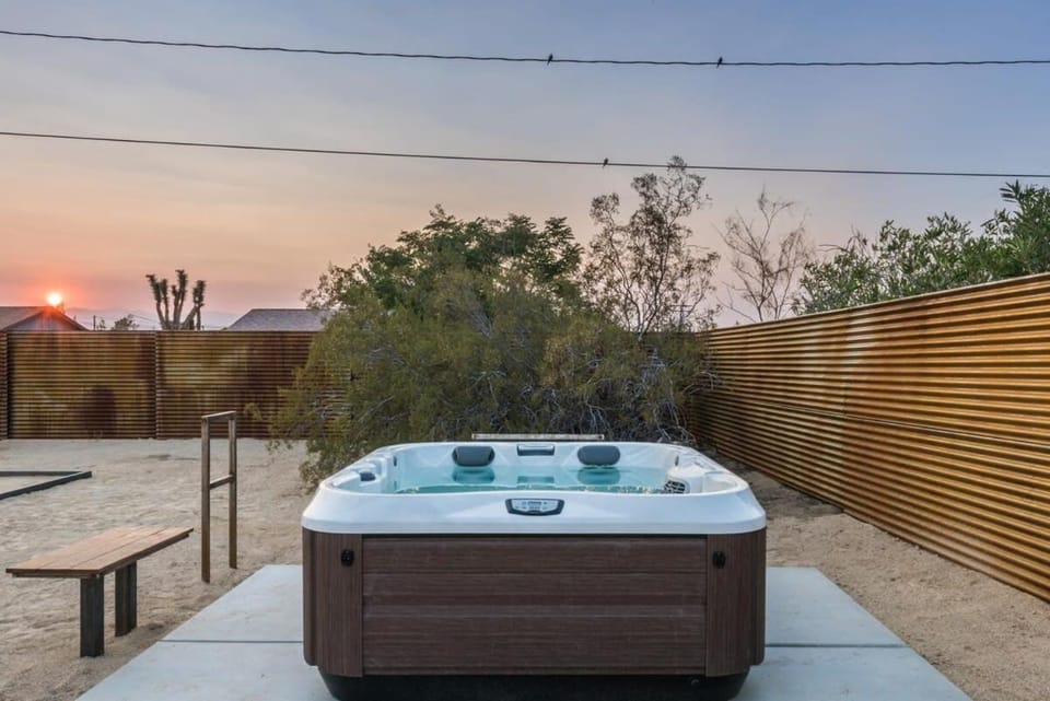 Hidden Valley Cottage - Modern Home in JT Hot Tub House in Joshua Tree