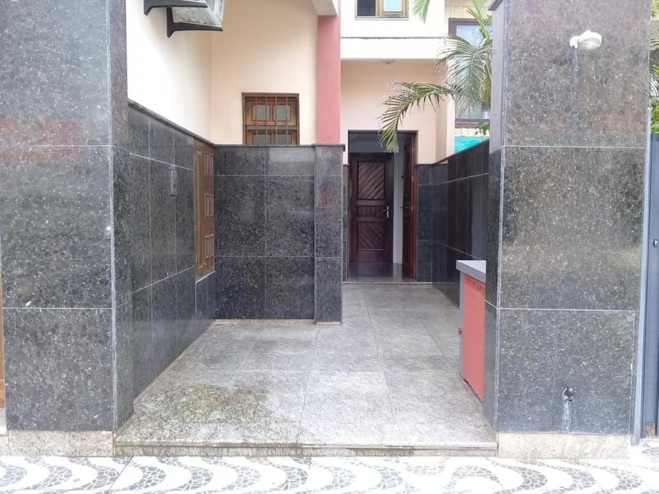 Property building, Facade/entrance, Day