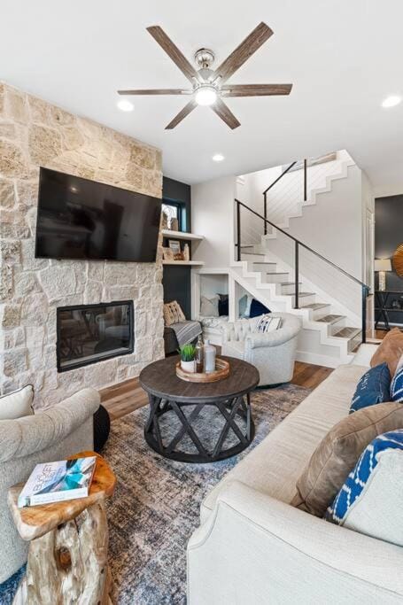 NEW Luxury Lakefront N Dallas Sleep 1-8, Firepit House in The Colony