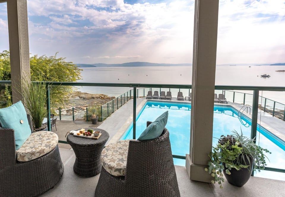 Natural landscape, View (from property/room), Balcony/Terrace, Pool view, Sea view