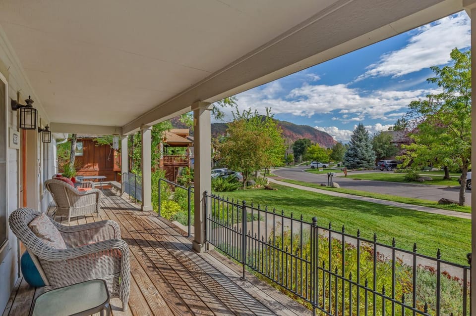 Patio, Spring, Day, Natural landscape, Garden, View (from property/room), Balcony/Terrace, Garden view, Mountain view