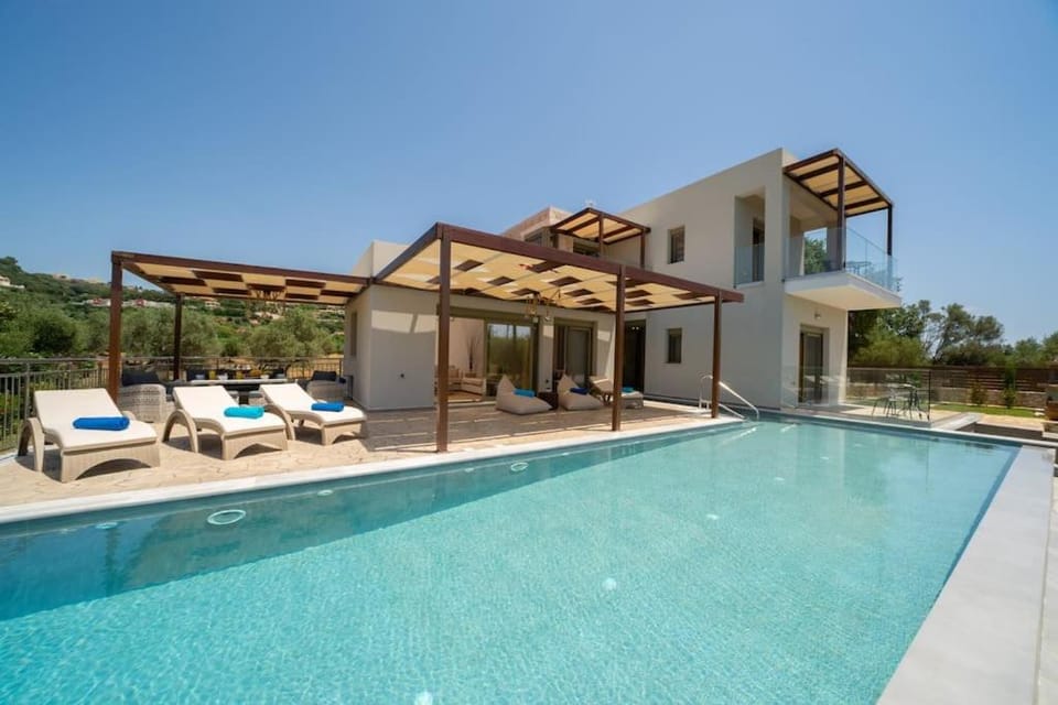 Property building, Patio, Day, Pool view, Swimming pool, sunbed