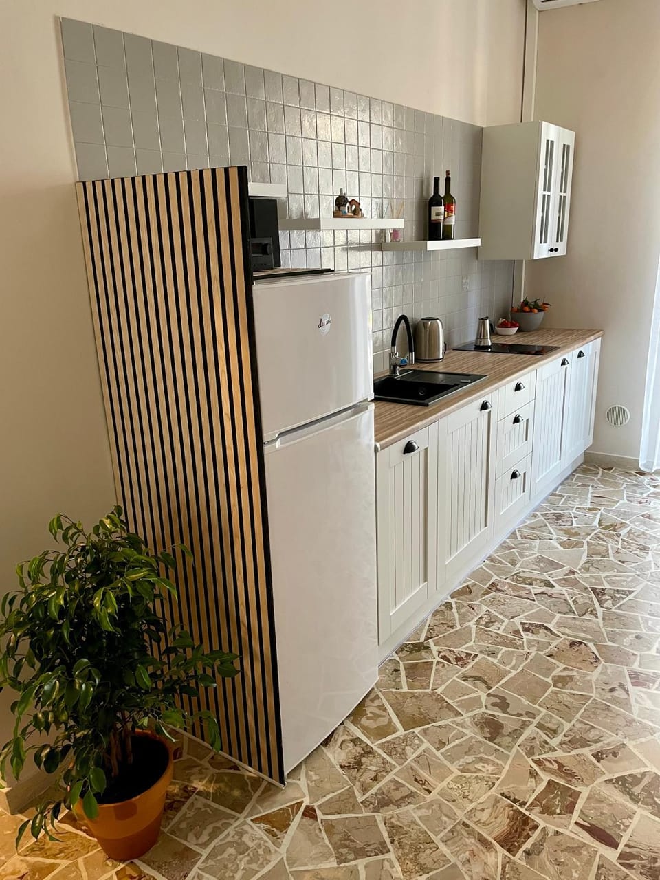Coffee/tea facilities, Kitchen or kitchenette, stove