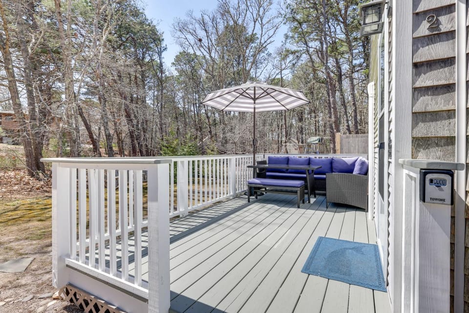 2 Mi to Beaches: Cozy Peaceful Escape w/ Deck House in Wellfleet