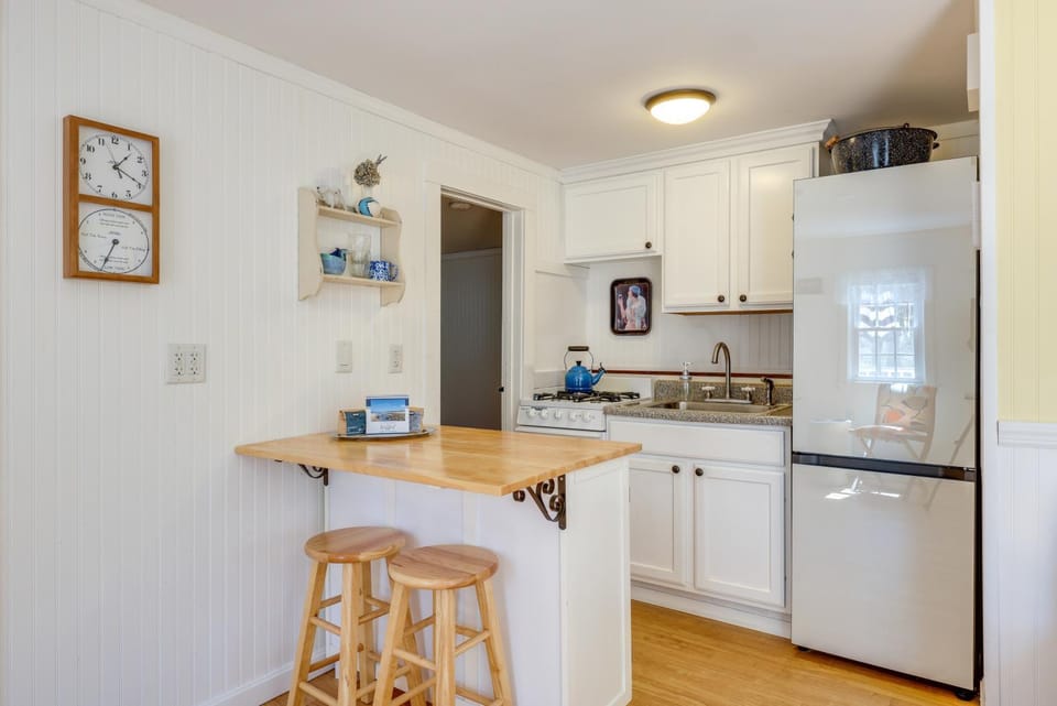 2 Mi to Beaches: Cozy Peaceful Escape w/ Deck House in Wellfleet