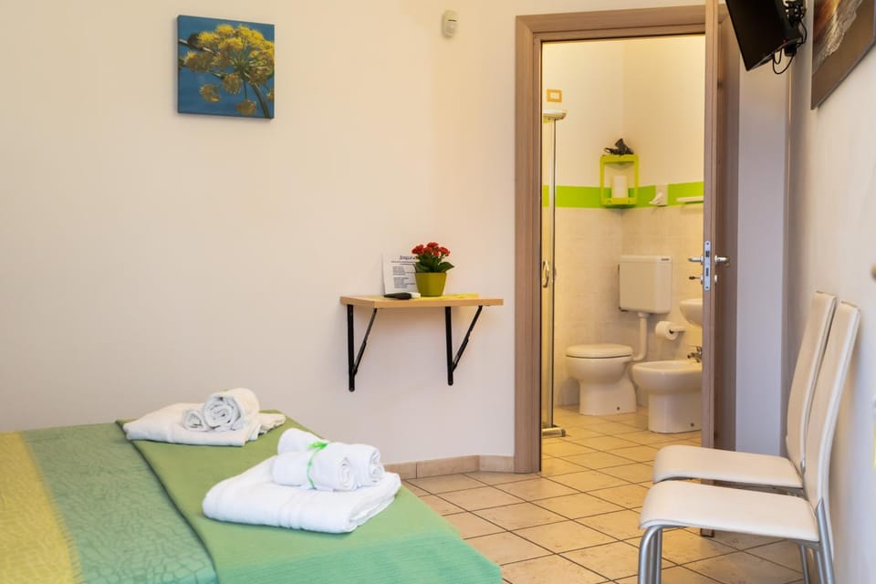 Bathroom, Bedroom, towels