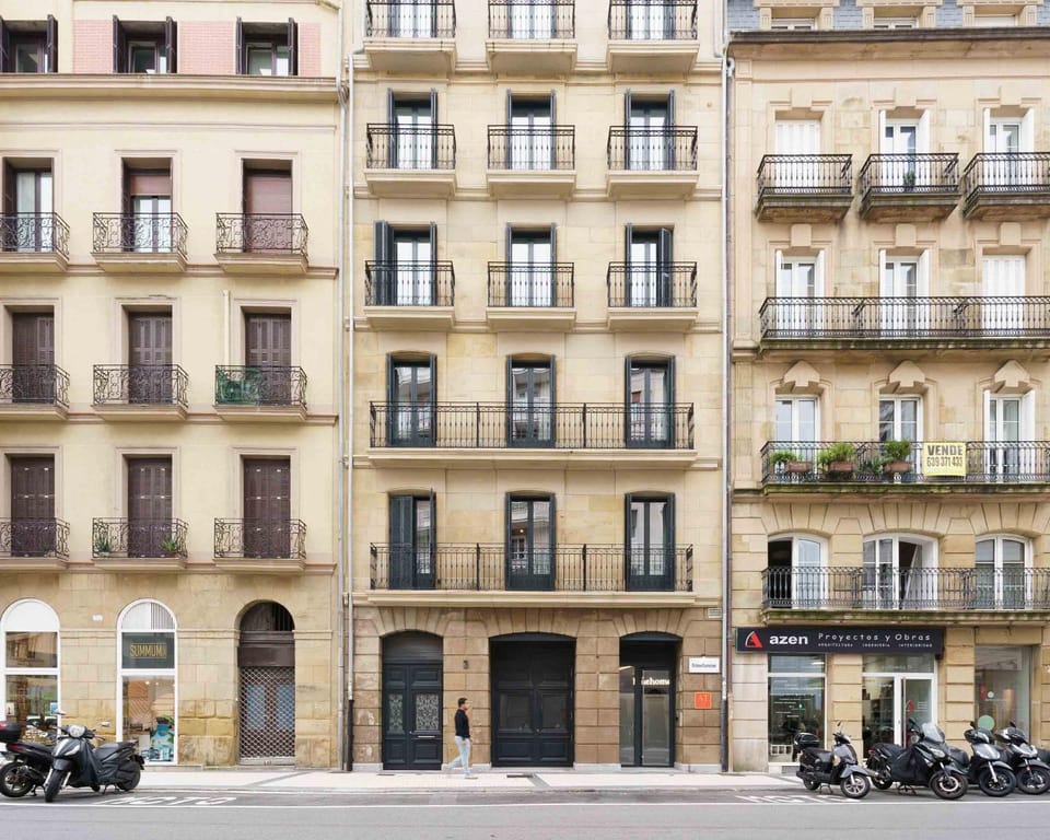 Property building, Neighbourhood, Location