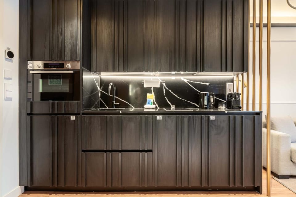 Coffee/tea facilities, oven, stove, kitchen