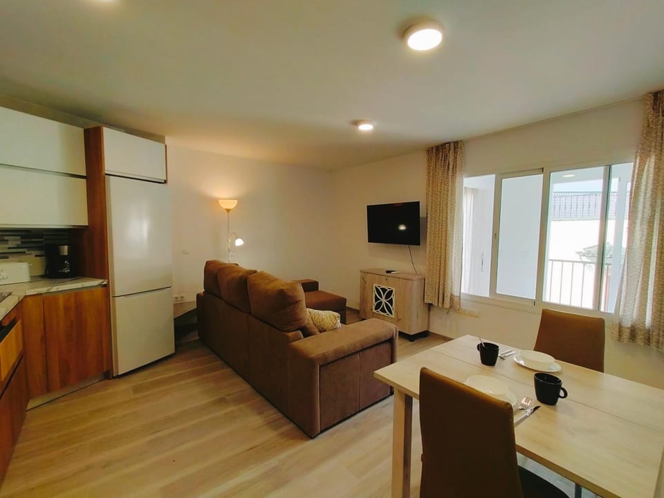 Communal lounge/ TV room, Kitchen or kitchenette, Dining area